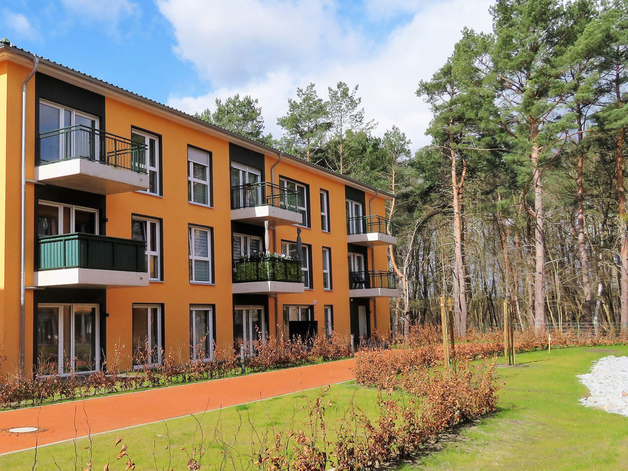 Wohnanlage für Senioren mit Balkon und Blick in den Wald Wohnanlage für Senioren mit Balkon und Blick in den Wald
