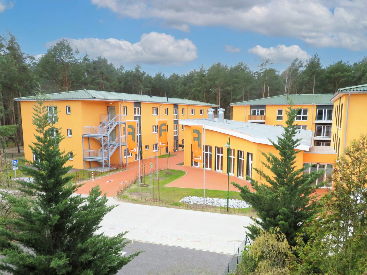 Überblick der Wohnanlage für Senioren mit Fahnen der Burchard Führer Gruppe Überblick der Wohnanlage für Senioren mit Fahnen der Burchard Führer Gruppe